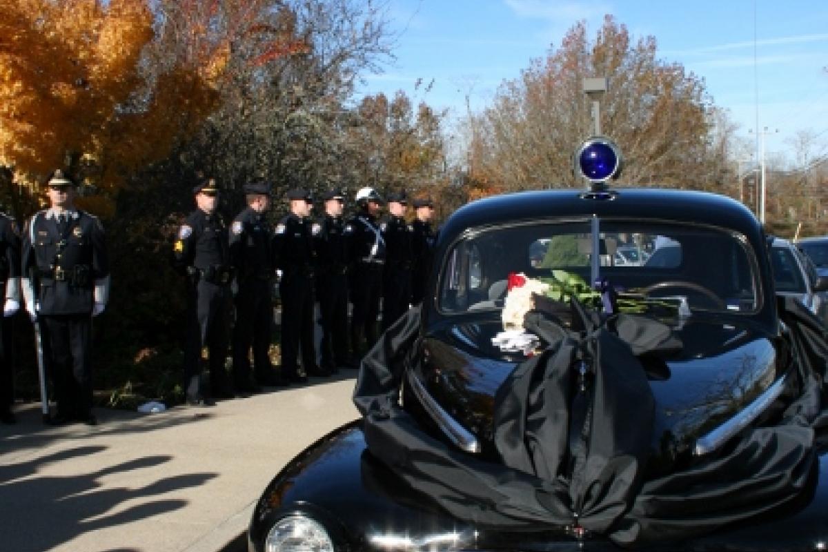 A police vehicle decorated with crape 3