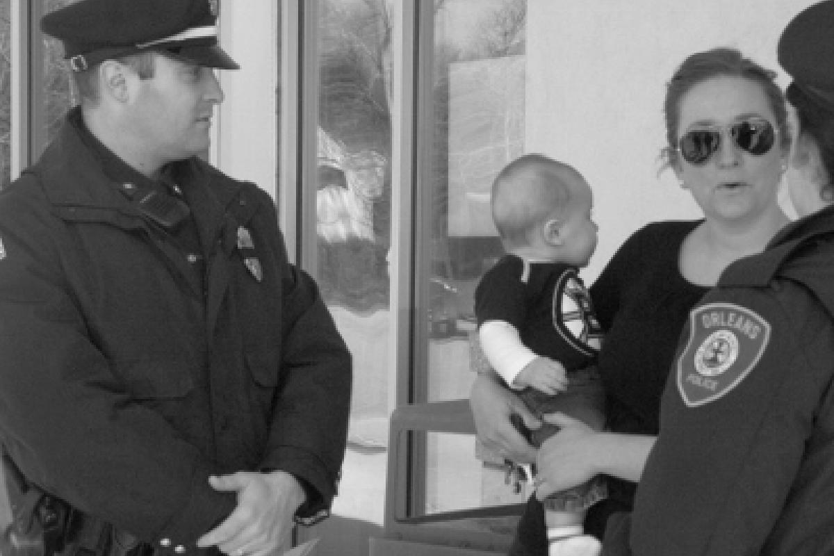 A citizen chatting with police officers 3